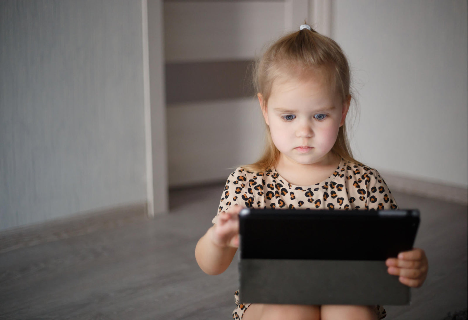 Pantallas en Niños: Lo Que la Ciencia Revela y Cómo Crear una Crianza Digital Saludable